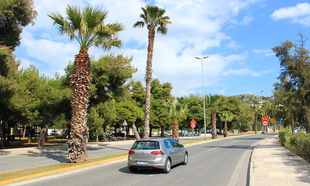 Βουλιαγμένη: Αυτοκίνητο έπεσε σε χαράδρα και έπιασε φωτιά μετά τα λιμανάκια- Έχει διασωθεί ο οδηγός
